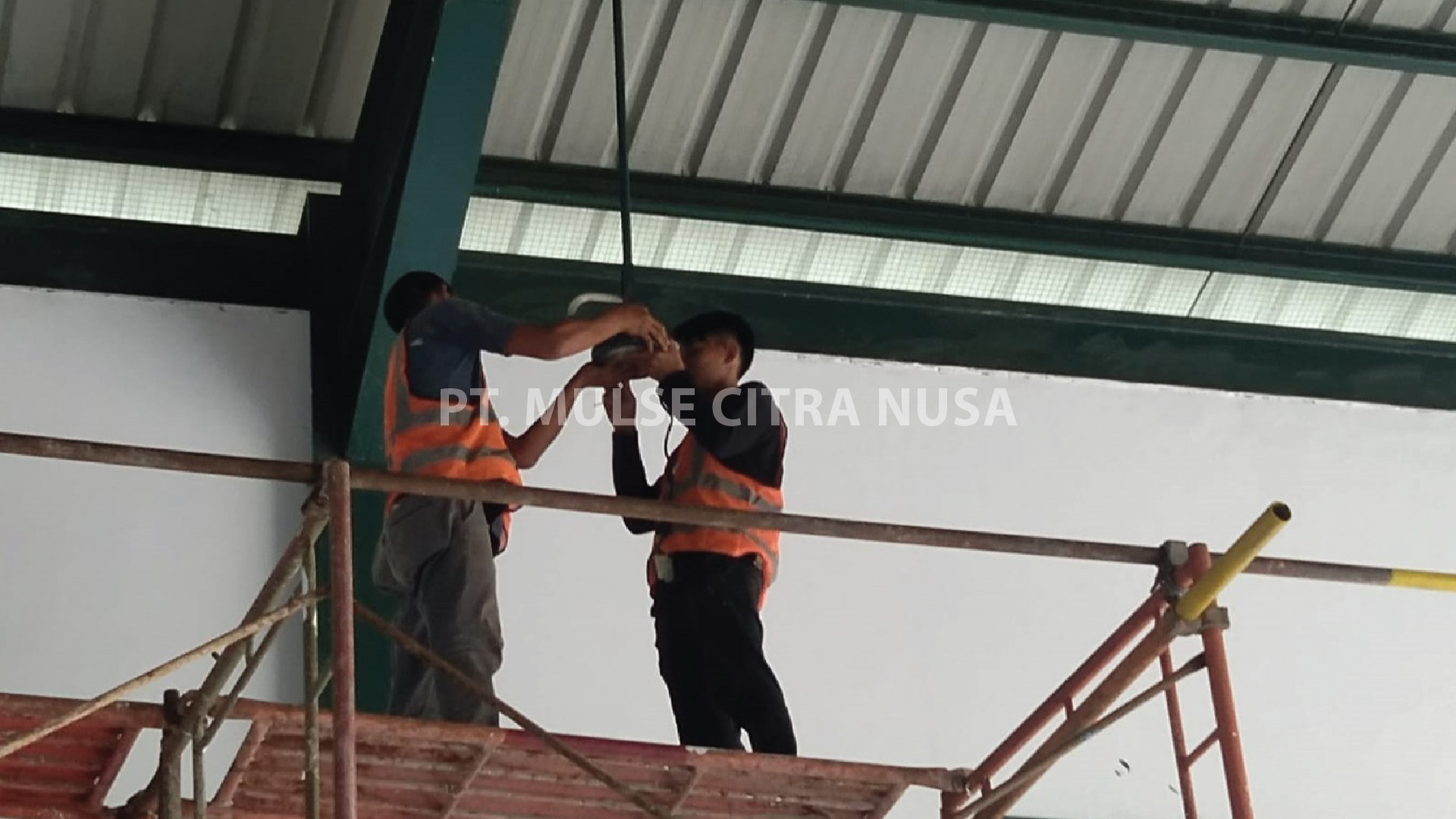 Pergantian Lampu Hanggar