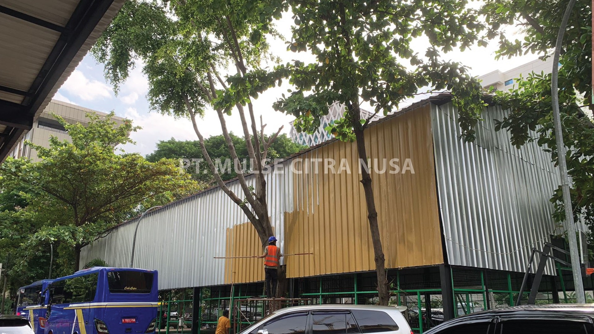 Pembuatan Atap Lapangan