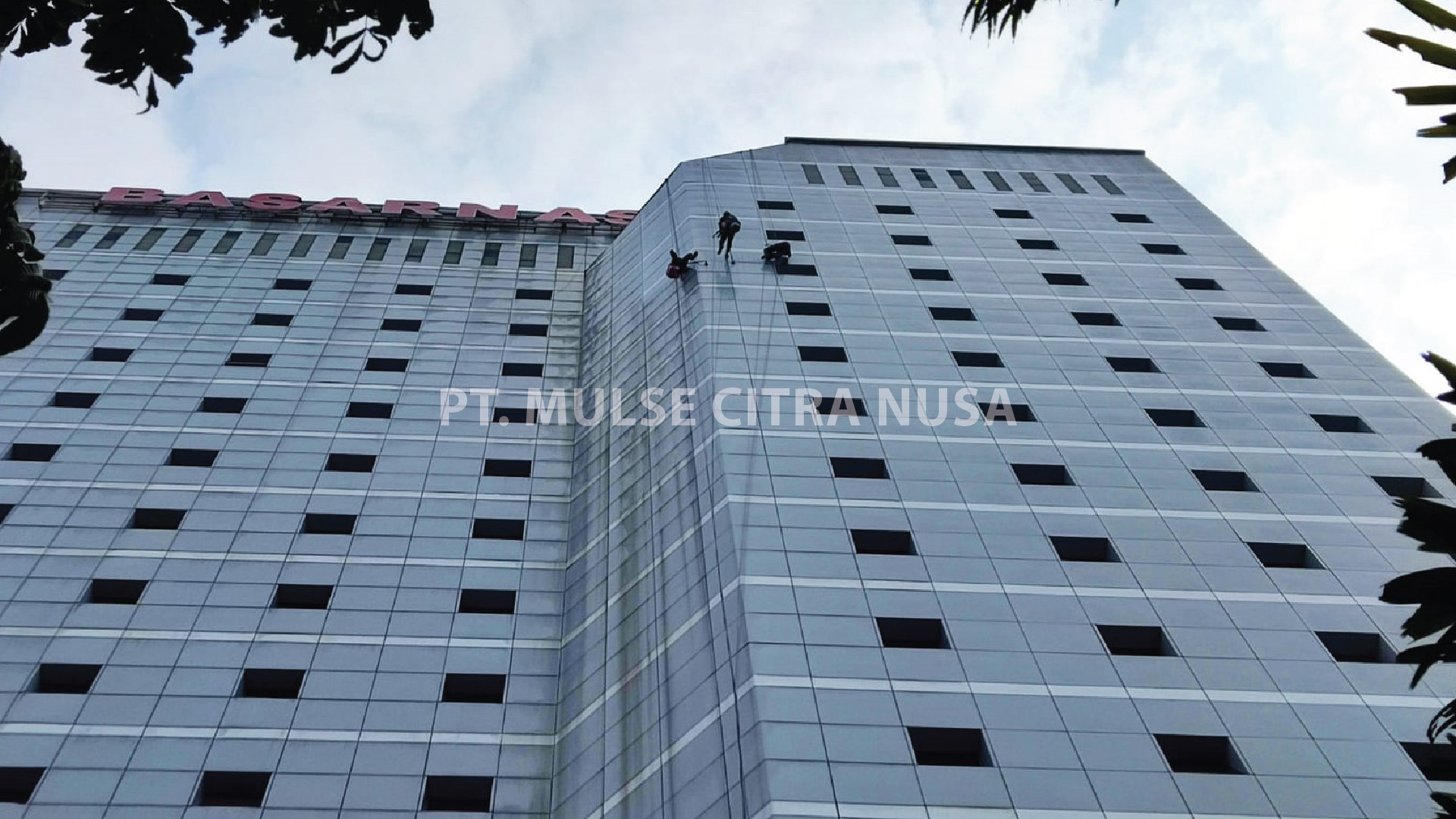 Pembersihan Dinding ACP Gedung